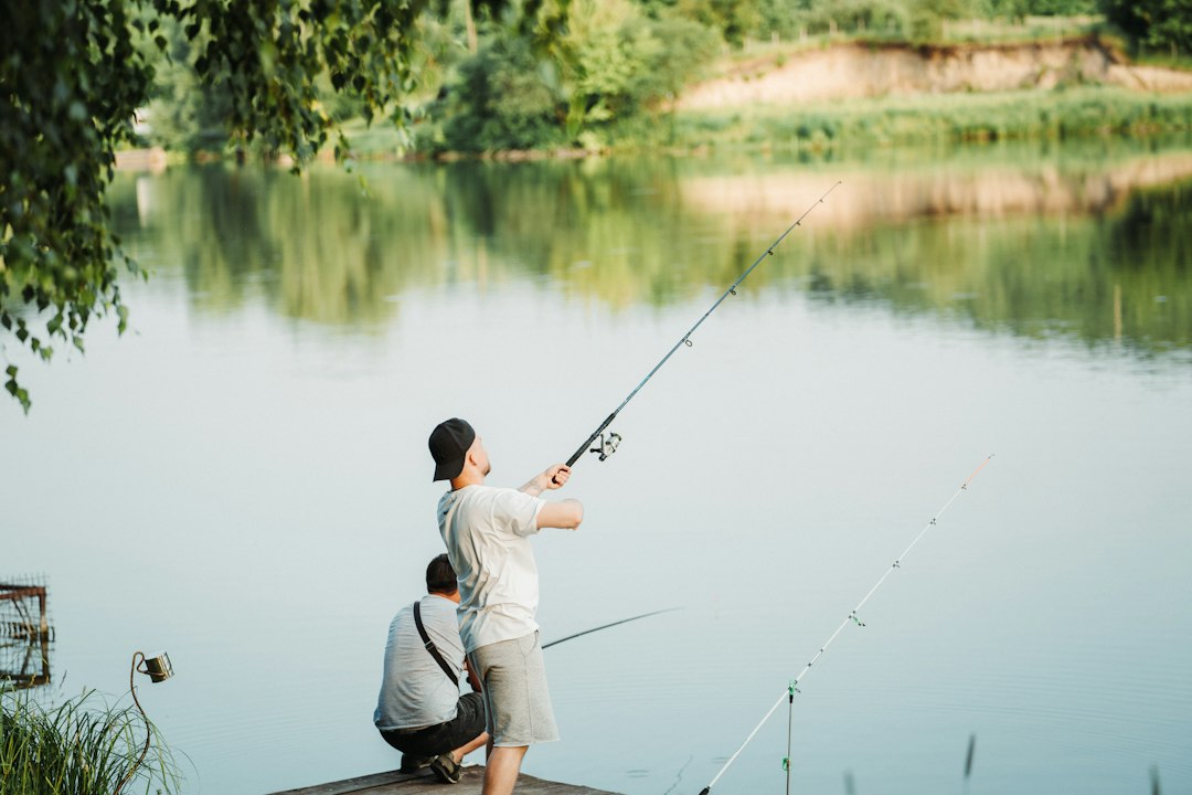 Спиннинговая ловля у воды — Vitalii Khodzinskyi / Unsplash